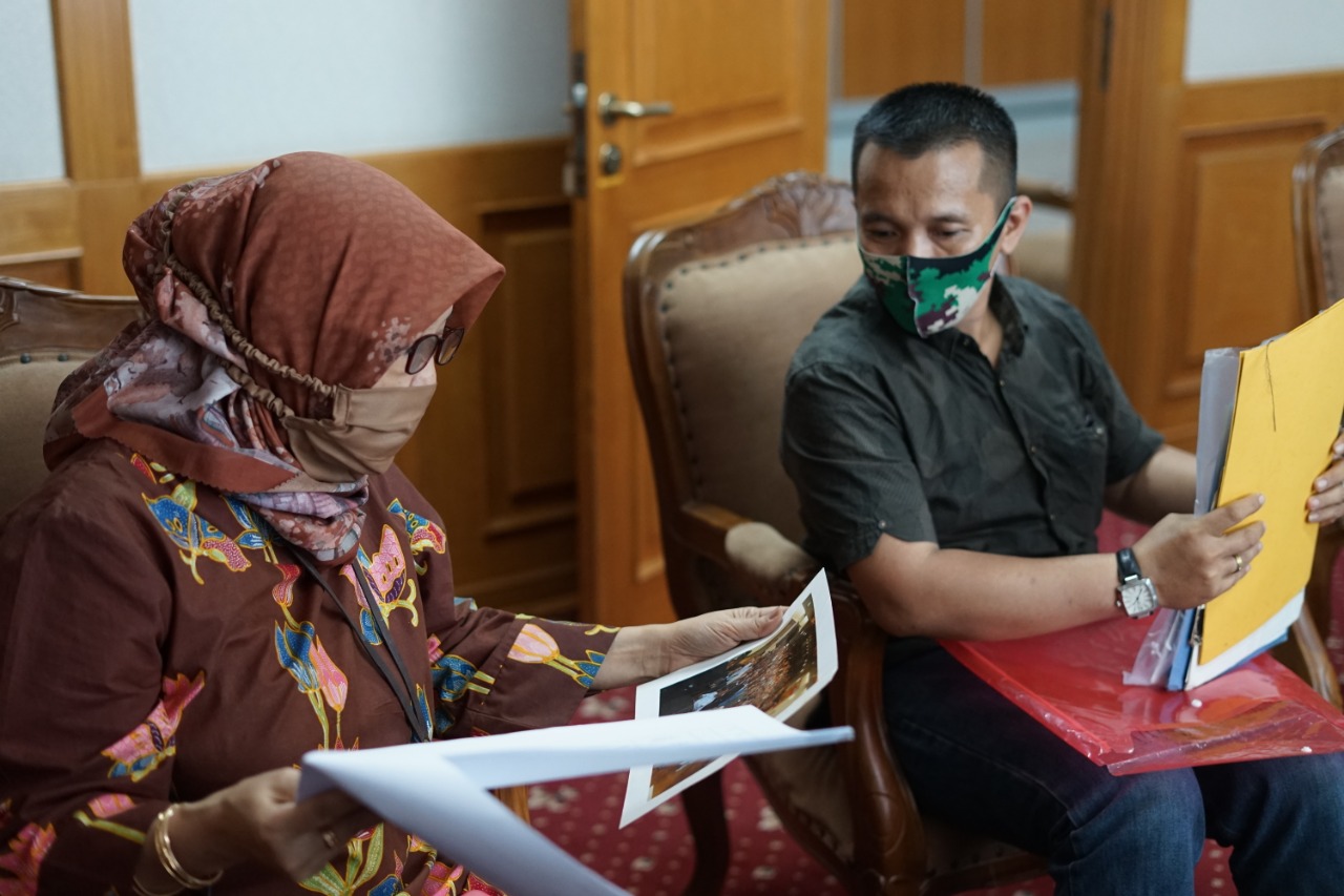Plt. Kepala ANRI Serahkan Arsip Pengawal Pribadi Bung Karno yang Telah Direstorasi Kepada Pihak Keluarga