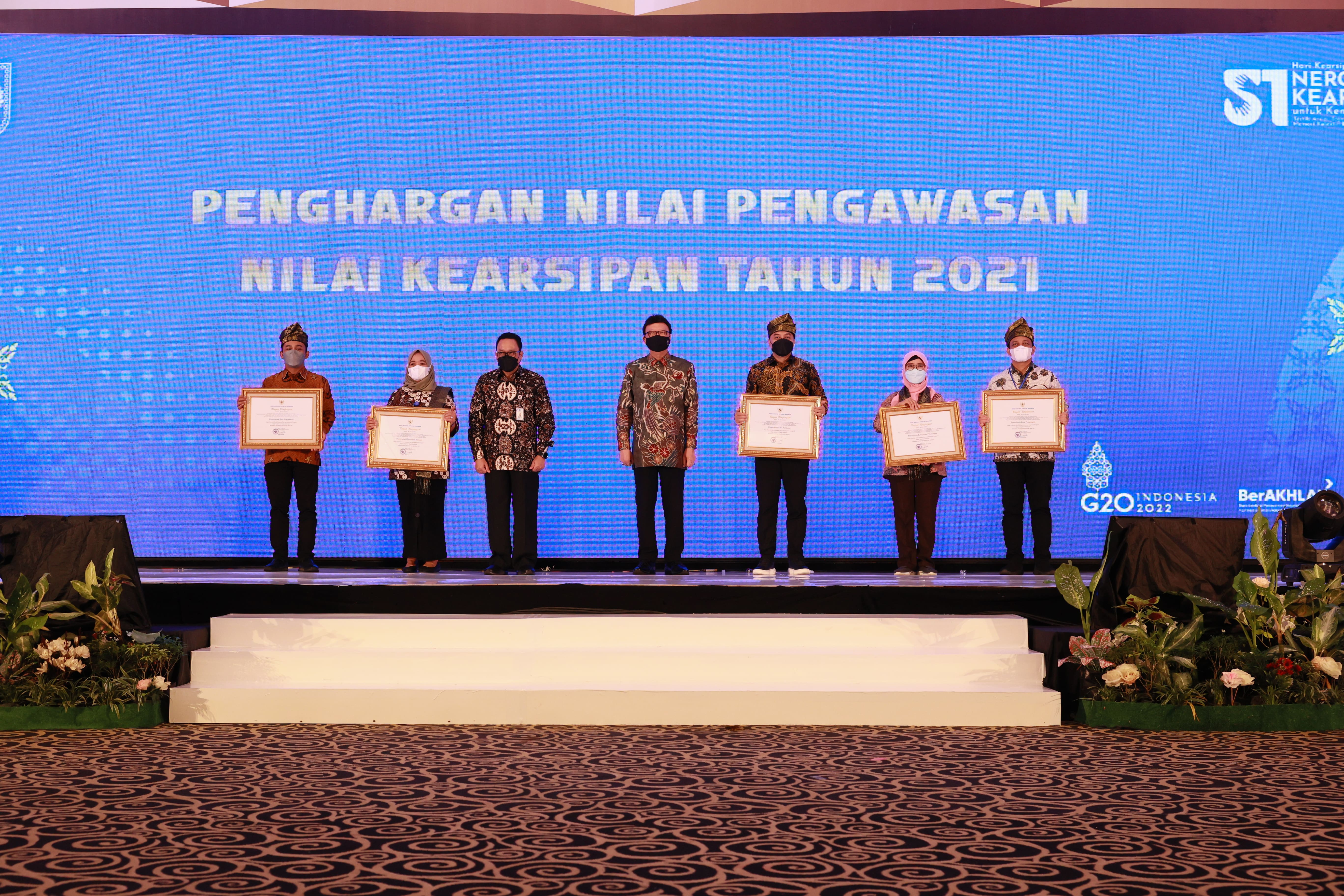 Menteri PANRB Berikan Anugerah Kearsipan Kategori Nilai Hasil Pengawasan Kearsipan Terbaik