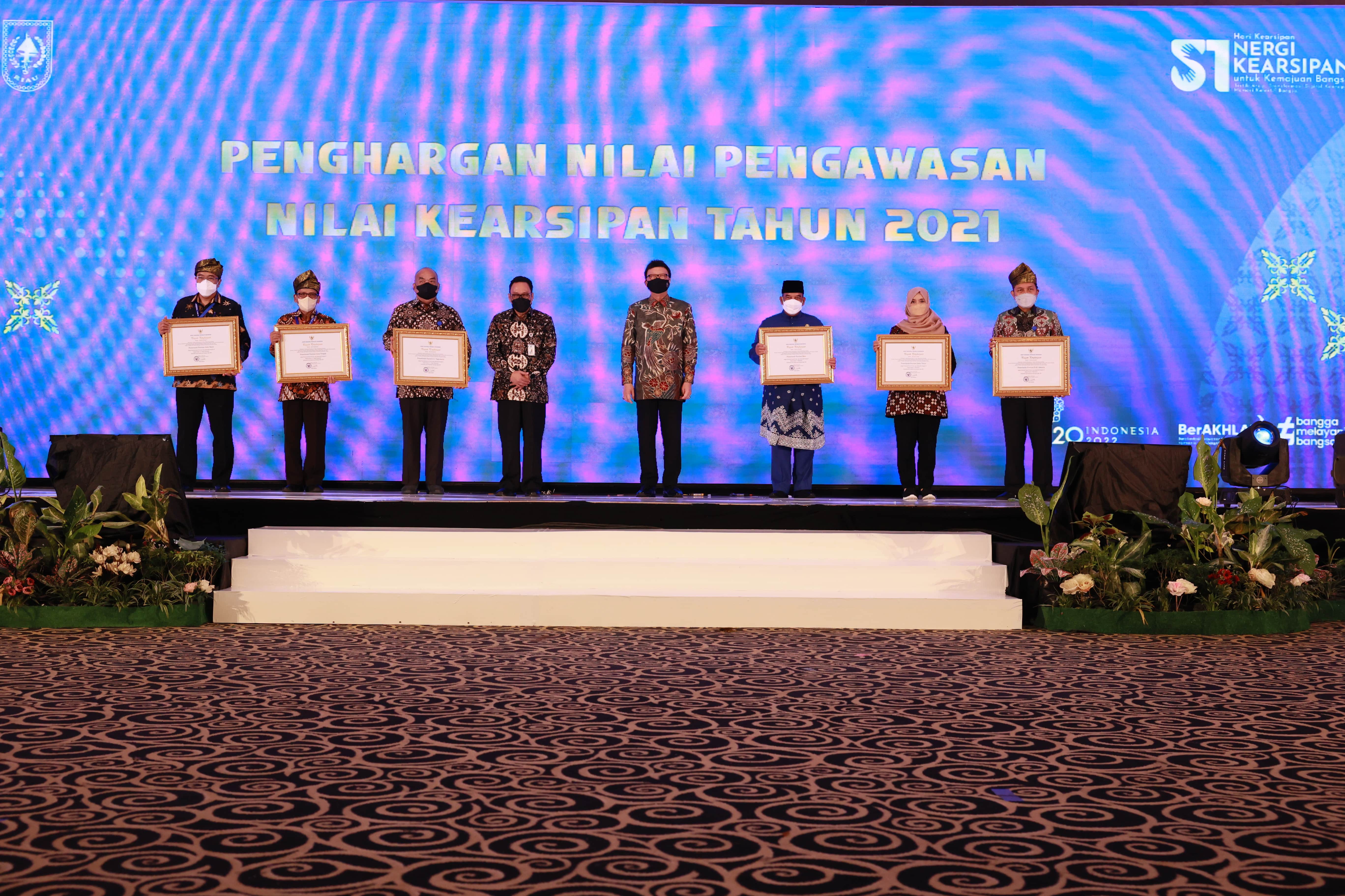 Menteri PANRB Berikan Anugerah Kearsipan Kategori Nilai Hasil Pengawasan Kearsipan Terbaik