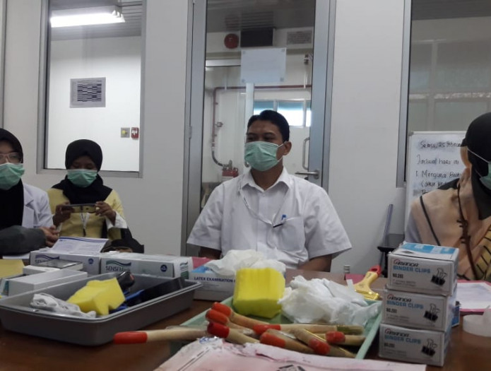 Kunjungan Tim kesehatan Dokter Klinik ANRI ke Tim Restorasi Arsip BPN Kota Bekasi terdampak Banjir