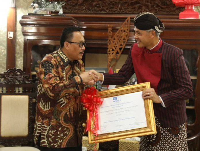 Kepala ANRI Serahkan Sertifikat UNESCO Arsip Pusat Rehabilitasi Dr Suharso kepada Gubernur Jawa Tengah