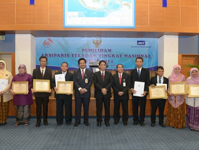 Kepala ANRI Beri Anugerah Delapan Arsiparis Teladan Tingkat Nasional Tahun 2014