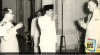 Foto Presiden Sukarno dan Wakil Presiden Moh. Hatta beramah tamah dg Duta Besar Inggris Sir Derwent William Kermode saat setelah Upacara Penyerahan Surat Kepercayaan (Letter of Credence) di Istana Merdeka, Jakarta. Sumber : ANRI. IPPHOS 1945-1950 No. 1614