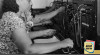 Arsip Foto Operator Wanita mengoperasikan Peralatan Telekomunikasi di Gedung Pusat Telepon di Tanjung Priok.  19 Februari 1949. Sumber : ANRI. RVD Batavia 1947-1949 No. 2060