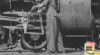 Foto seorang petugas yang sedang melakukan Perawatan Lokomotif di Stasiun Gambir, Jakarta, 21 Juli 1948. Sumber : ANRI, RVD Batavia 1947-1949 No. 4018