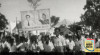 Masyarakat membawa Gambar Ruslan Abdulgani dan Bung Tomo saat hadir mengikuti Peringatan Hari Pahlawan di Sumbawa,10 November 1952. Sumber : ANRI, Kempen NTT tahun 1950-1963 No. 2205