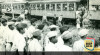 Kereta yang membawa APWI (Allied Prisoners of War and Internees) tiba di perbatasan Bekasi untuk melaksanakan Upacara Serah Terima Tawanan Perang. Tampak Tentara Indonesia berbaris dan  berjaga. 26 Januari 1947. Sumber : ANRI, IPPHOS 1945-1950 No. 324