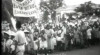 Cuplikan arsip video kegiatan karnaval Hari Anak di depan Istana Negara yang disaksikan Presiden Sukarno dan Ibu Fatmawati.