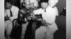 Presiden Sukarno mendapat hadiah sebilah keris dari Raja Gowa, ketika berkunjung ke Makassar, Sulawesi Selatan, 28 Juli 1950.