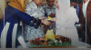 K.H. Abdurrahman Wahid atau Gus Dur, Presiden RI ke-4 didampingi Ibu Negara Siti Nuriyah dan Yeni Wahid saat memotong nasi tumpeng, 4 Agustus 2000. Gus Dur lahir di Jombang, Jawa Timur, 4 Agustus 1940.
