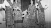 Potret keluarga dari suku Rote menggunakan pakaian adat sarung dan selendang tenun bermotif dan topi ti’i langga yang terbuat dari daun lontar yang dikeringkan, 31 Agustus 1951.