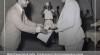 Wakil Pemerintah India Krisnamukti memberikan Penghargaan kepada wakil Pemerintah Indonesia Sekretaris Jenderal Kempen Roeslan Abdulgani atas Film-film  Indonesia yang tayang dalam Festival Film India, 19 November 1952.
