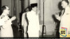 Presiden Sukarno dan Wakil Presiden Moh. Hatta beramah tamah dengan Duta Besar Inggris Sir Derwent William Kermode saat setelah Upacara Penyerahan Surat Kepercayaan (Letter of Credence)di Istana Merdeka, Jakarta. 10 Februari 1950.