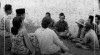Presiden Sukarno sedang beramah-tamah dengan rakyat di tepi sawah antara Pare-pare dan Makassar, 15 Februari 1953.