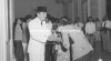 Foto Presiden Soekarno sedang berjabat tangan dengan seorang wanita dalam acara Halal Bihalal Hari Raya Idul Fitri 1369 H di Istana Merdeka