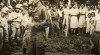 Foto Letnan Jenderal Eichelberger saat acara parade Desa Sokoli yg berada di dekat Hollandia (Jayapura) setelah  memberikan ikat pinggang untuk seorang laki-laki penduduk asli, 14 Mei 1944.
