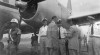 Presiden Sukarno beramah-tamah bersama penerbang dan Direktur Garuda Indonesian Airways Konijnenburg di Lapangan Udara Kemayoran sebelum mengikuti penerbangan percobaan Pesawat Convair 340 yang diselenggarakan Garuda Indonesian Airways. 21 Juni 1954.