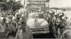 Foto Suasana saat Masyarakat Tondano menyambut Kedatangan Presiden Sukarno di sekitar Danau Tondano, Sulawesi Utara, 20 November 1951.