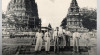 Foto Duta Besar Burma, U Mya Sein dan rombongan  mengunjungi Candi Prambanan saat lawatannya ke Yogyakarta, 27 November 1952.