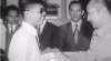 Cuplikan layar berita dari koleksi Pusat Produksi Film Negara pada acara Presiden Soeharto penyerahan mesin ketik braille kepada panti-panti tuna netra pada 3 Desember 1971 di Istana Negara.
