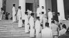Perdana Menteri Pakistan Muhammad Ali Bogra (berjas gelap) didampingi Perdana Menteri Ali Sastroamidjojo (tengah, berpeci gelap) berkunjung ke istana dalam rangkaian Konferensi Panca Negara di Istana Bogor. 27 Desember 1954.