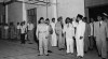 Presiden Sukarno tiba di Gedung Olahraga Merdeka Selatan untuk menyaksikan pertandingan bola basket klub Harlem Globetrotters. 29 Januari 1954
