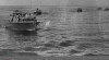 Suasana latihan penyerangan menggunakan perahu motor (speedboat) oleh Kepolisian Perairan di Pelabuhan Tanjung Priok. 26 Maret 1955.