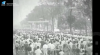 Cuplikan layar apel besar sukarelawan yang berjumlah lebih kurang satu juta orang menuju Istana Merdeka guna mendengarkan pidato Presiden Sukarno dalam rangka konfrontasi dengan Malaysia. 13 April 1964