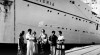 Penumpang Kapal Neptunia berfoto di depan Kapal Neptunia yang sedang singgah di Indonesia. 2 Juli 1955