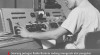 Foto seorang petugas Radio Batavia sedang mengecek alat pengukur suara dalam ruangan kontrol di studio. 31 Agustus 1948.
