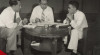 Foto Tiga orang Menteri dari Kabinet Republik Indonesia Serikat sedang berdiskusi di dalam ruang pertemuan pada 23 Februari 1950.