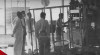 Foto saat anggota DPR mengadakan kunjungan ke kompleks Bataafsche Petroleum Maatschappij (BPM) di Balikpapan dan meninjau fasilitas pembuatan drum milik BPM pada 6 Maret 1955.