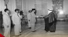 Duta Besar Arab Saudi untuk Indonesia Sheikh Abdurrauf Al Sabban menyerahkan urat kepercayaan kepada Presiden Sukarno disaksikan oleh Menteri Luar Negeri Roeslan Abdulgani.  6 April 1956