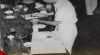 Foto Mahasiswa Universitas Indonesia sedang melakukan praktikum kimia di laboratorium Fakultas Ilmu Kedokteran, Universitas Indonesia, 13 April 1949